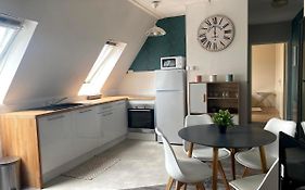 Cocon Sous Les Toits - Vue Sur Les Chateaux Et Le Vignoble - Proche Centre Ville - Parking Gratuit